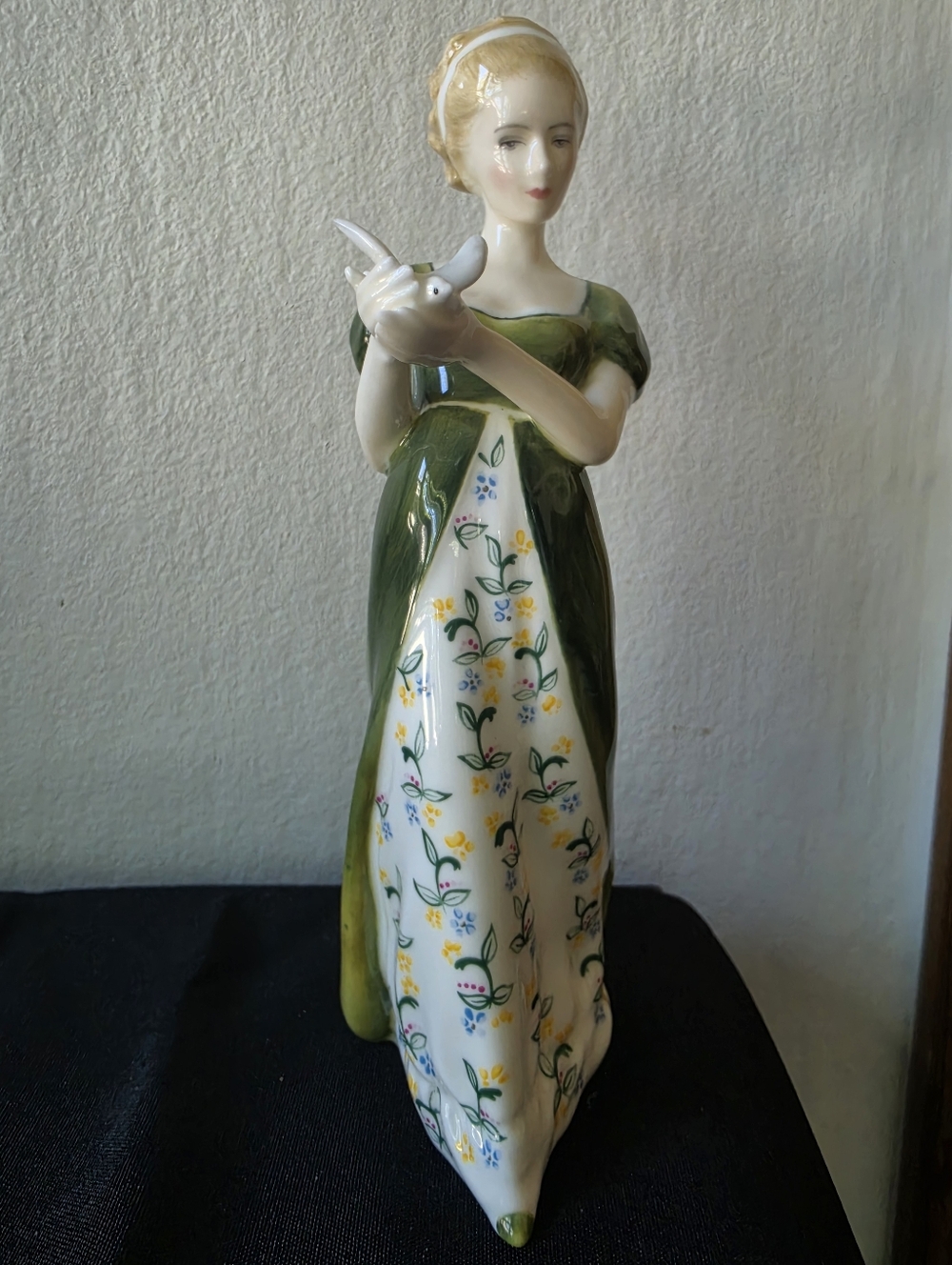Royal Doulton Figurine Veneta HN 2722